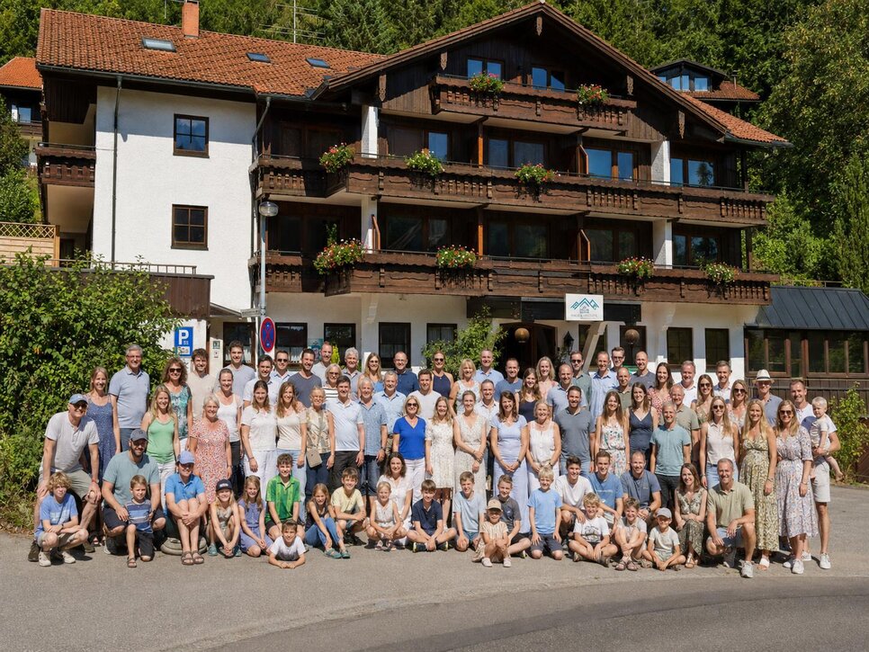 Großfamilie_vor_dem_Haus_Schloßstrasse