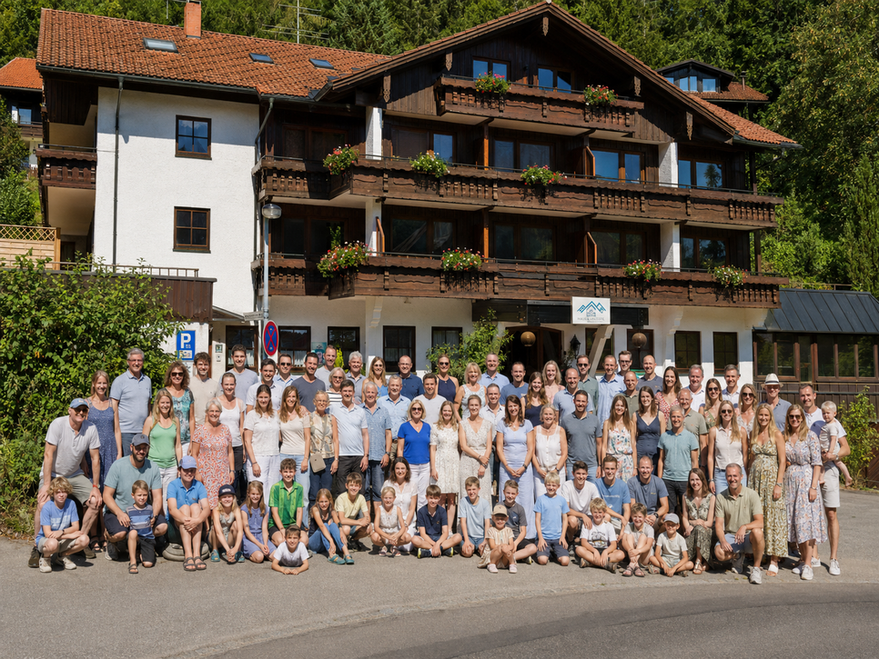 Großfamilie_vor_dem_Haus_Schloßstrasse