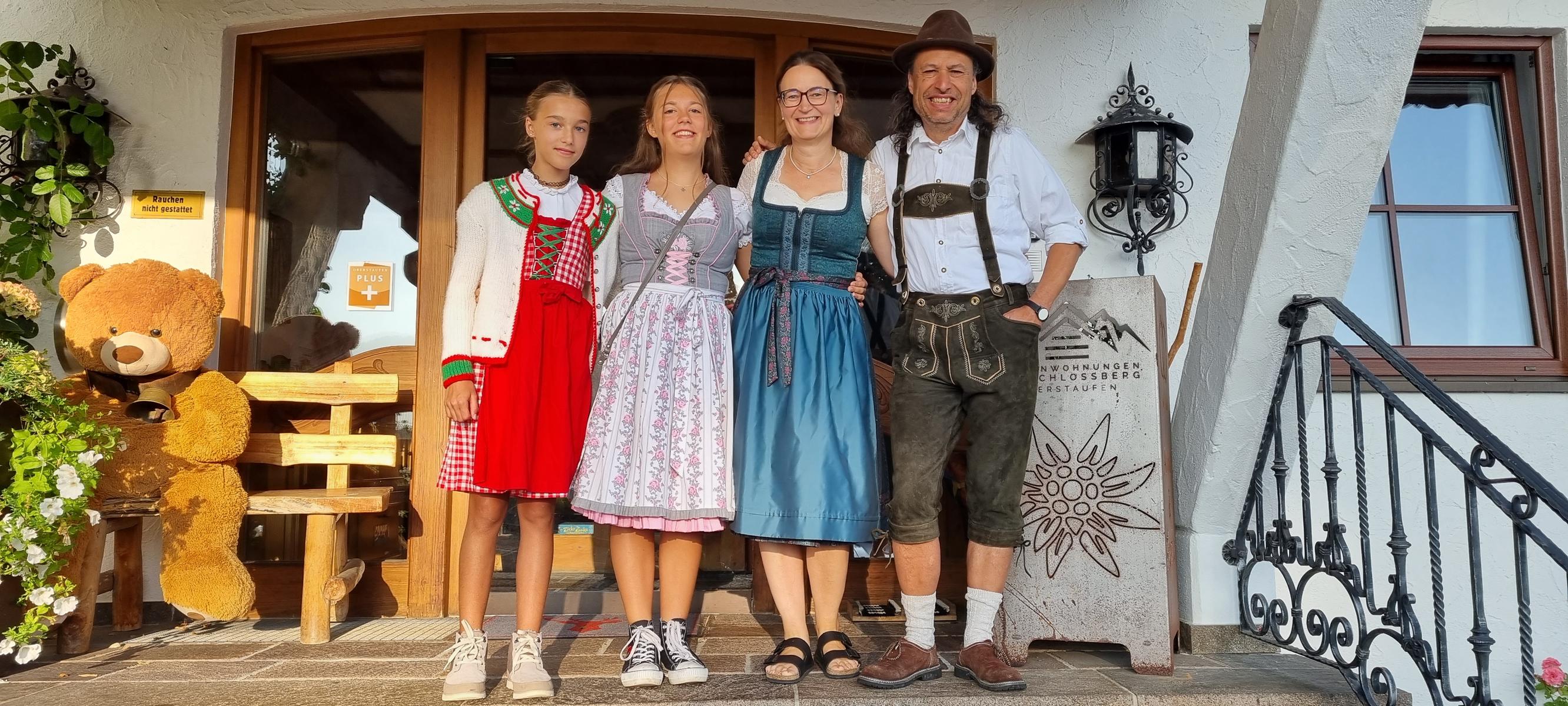 Familie Hochstetter vor ihrem Ferienhaus am Schlossberg in Oberstaufen