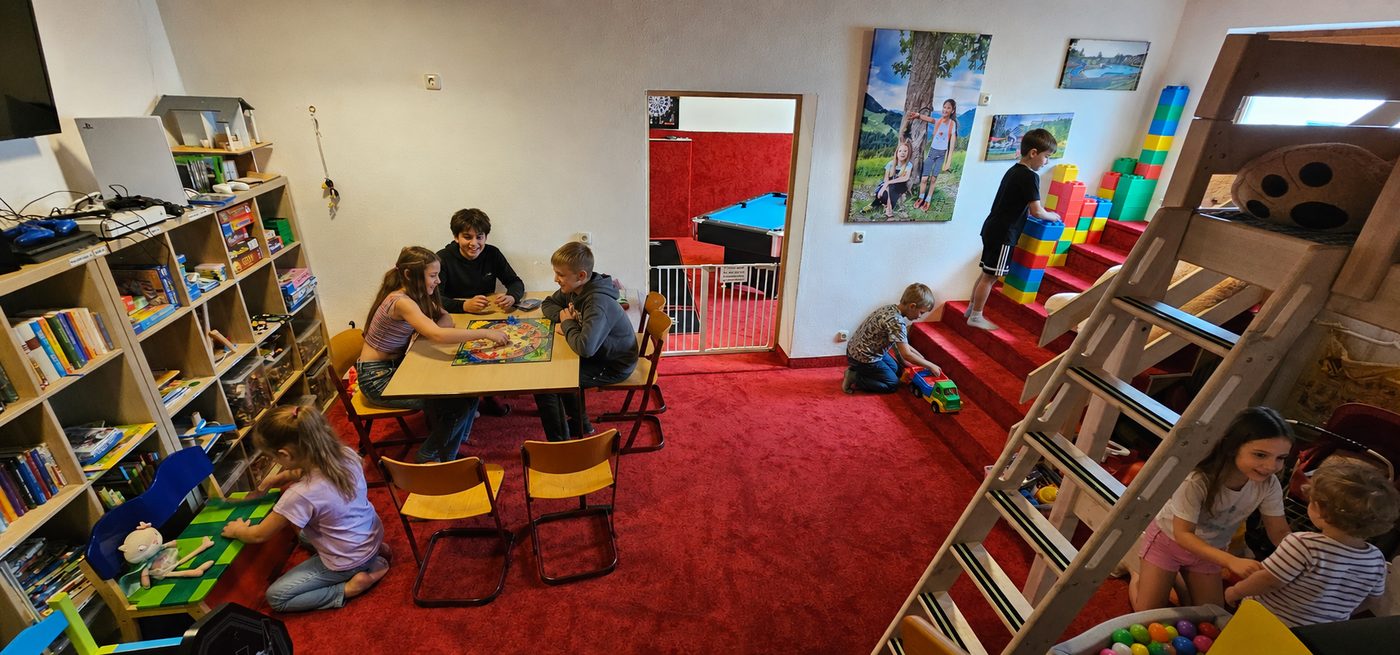 Kinderspielzimmer mit Spielturm und B&uuml;cherregal