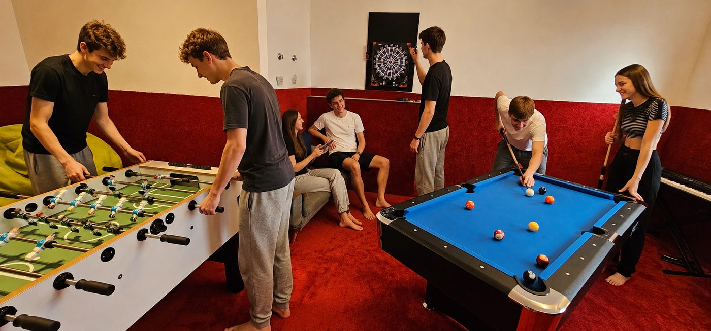 Tischfu&szlig;ball, Billard und Dart im Freizeitraum