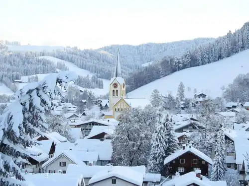 Blick von unserem Haus Richtung Ort im Winter