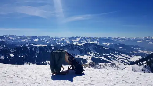 Im Liegestuhl auf dem Hochgrat bei Oberstaufen in Winter bei herrlichem Sonnenschein