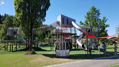 Spielplatz in der Nähe unseres Hauses zum Klettern und Rutschen