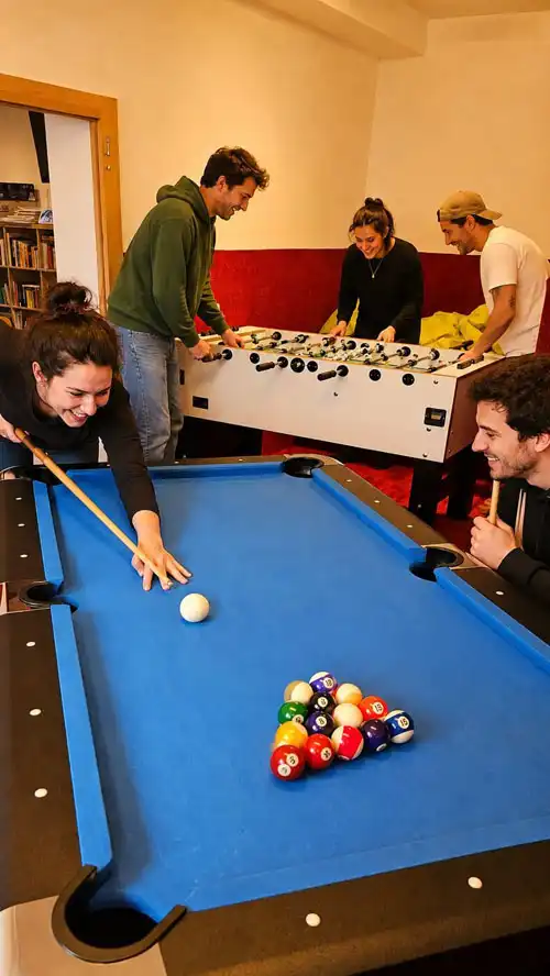 Billard und Kicker in unserem Spiele- und Freizeitraum